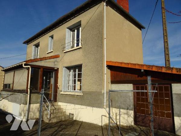 Au centre de Chauvigny, à proximité des services et commerces, Maison d'habitation offrant: une...