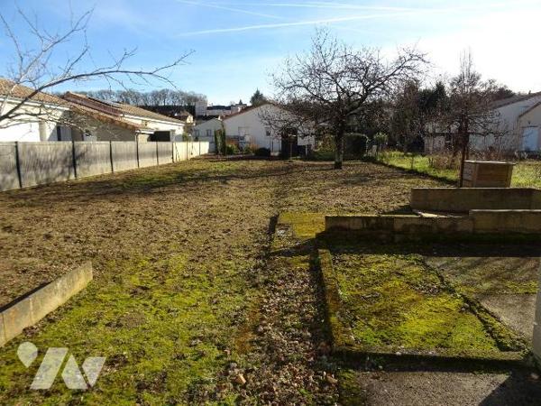 Au centre de Chauvigny, à proximité des services et commerces, Maison d'habitation offrant: une...