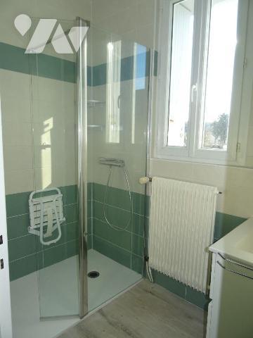 Au centre de Chauvigny, à proximité des services et commerces, Maison d'habitation offrant: une...