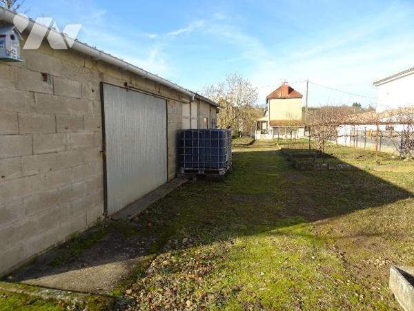 Au centre de Chauvigny, à proximité des services et commerces, Maison d'habitation offrant: une...