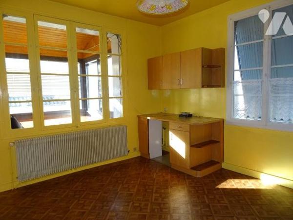 Au centre de Chauvigny, à proximité des services et commerces, Maison d'habitation offrant: une...