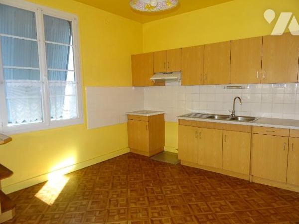 Au centre de Chauvigny, à proximité des services et commerces, Maison d'habitation offrant: une...