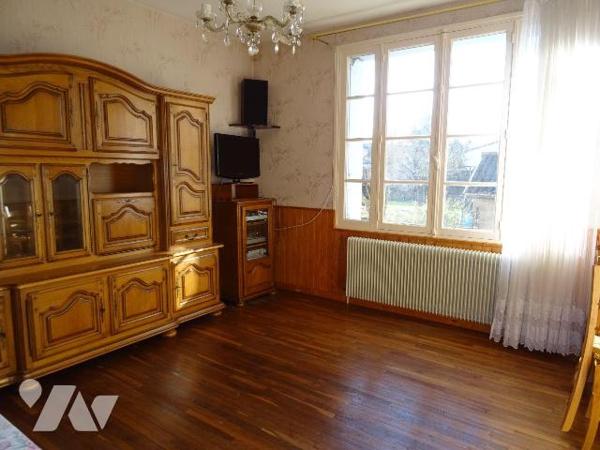 Au centre de Chauvigny, à proximité des services et commerces, Maison d'habitation offrant: une...