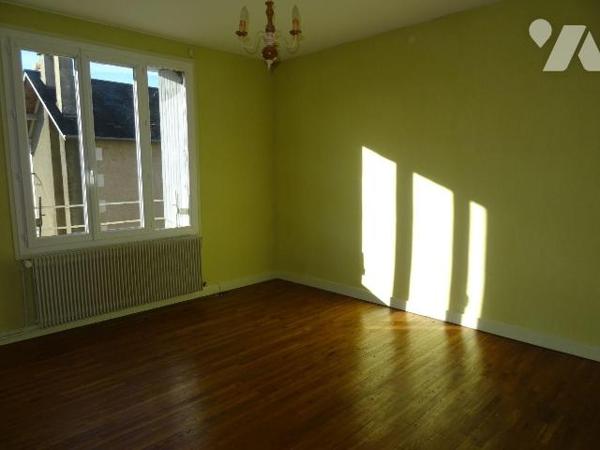 Au centre de Chauvigny, à proximité des services et commerces, Maison d'habitation offrant: une...