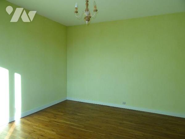 Au centre de Chauvigny, à proximité des services et commerces, Maison d'habitation offrant: une...