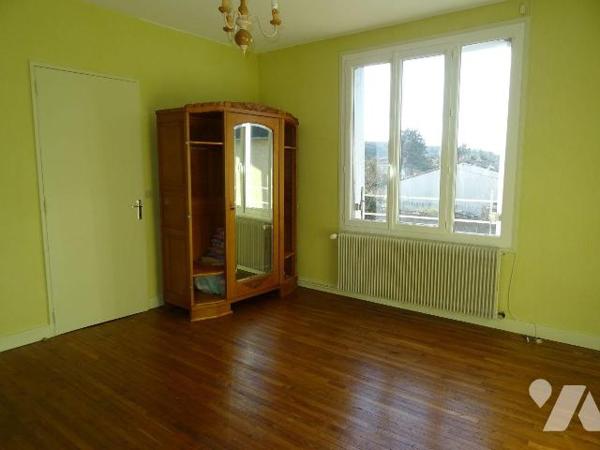 Au centre de Chauvigny, à proximité des services et commerces, Maison d'habitation offrant: une...