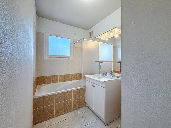 APPARTEMENT T3 DE 67,75 M², DERNIER ÉTAGE AVEC ASCENSEUR, BALCON PLEIN SUD, 2 CHAMBRES, GARAGE ET PARKING VANNES