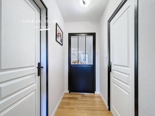 Calme, vue dégagée, boisé, commerces à pied.