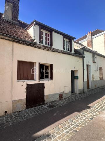Sur le quartier historique de Joigny, je vous présente une maison de ville avec cave, comprenant au rez-de-chaussée, un vaste salon, séjour avec son coin, cuisine et une belle cheminée, un WC séparé avec un lave main.
À l'étage, un palier qui dessert, deux belles chambres, une salle de bain avec baignoire et un WC séparé.
Quelques travaux sont à prévoir comme le double vitrage, le remplacement de porte fusible par des disjoncteurs et un rafraîchissement total

Je reste à votre disposition pour tout renseignement complémentaire ou prévoir une visite