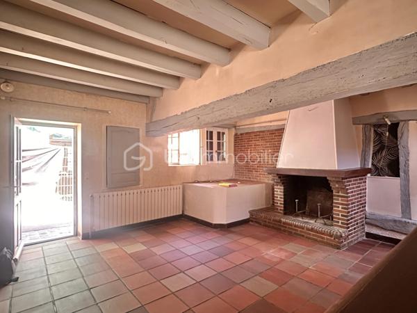 Sur le quartier historique de Joigny, je vous présente une maison de ville avec cave, comprenant au rez-de-chaussée, un vaste salon, séjour avec son coin, cuisine et une belle cheminée, un WC séparé avec un lave main.
À l'étage, un palier qui dessert, deux belles chambres, une salle de bain avec baignoire et un WC séparé.
Quelques travaux sont à prévoir comme le double vitrage, le remplacement de porte fusible par des disjoncteurs et un rafraîchissement total

Je reste à votre disposition pour tout renseignement complémentaire ou prévoir une visite