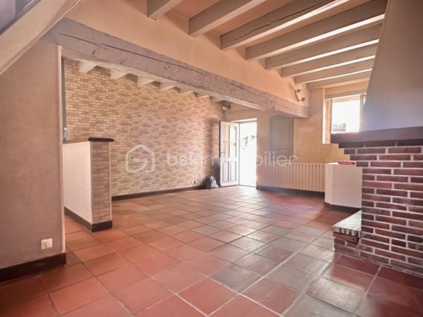 Sur le quartier historique de Joigny, je vous présente une maison de ville avec cave, comprenant au rez-de-chaussée, un vaste salon, séjour avec son coin, cuisine et une belle cheminée, un WC séparé avec un lave main.
À l'étage, un palier qui dessert, deux belles chambres, une salle de bain avec baignoire et un WC séparé.
Quelques travaux sont à prévoir comme le double vitrage, le remplacement de porte fusible par des disjoncteurs et un rafraîchissement total

Je reste à votre disposition pour tout renseignement complémentaire ou prévoir une visite