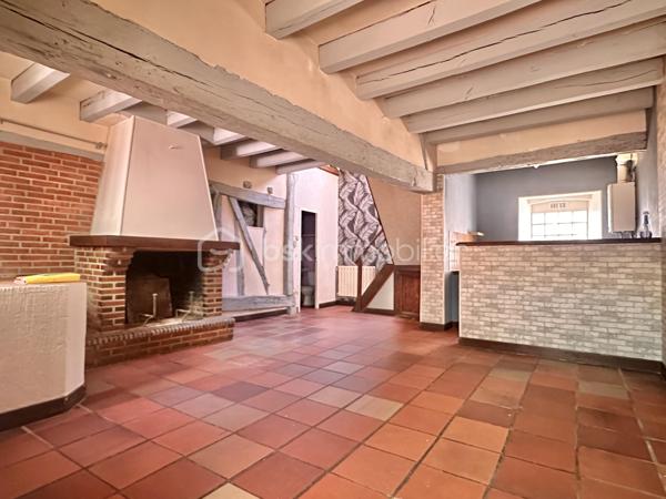 Sur le quartier historique de Joigny, je vous présente une maison de ville avec cave, comprenant au rez-de-chaussée, un vaste salon, séjour avec son coin, cuisine et une belle cheminée, un WC séparé avec un lave main.
À l'étage, un palier qui dessert, deux belles chambres, une salle de bain avec baignoire et un WC séparé.
Quelques travaux sont à prévoir comme le double vitrage, le remplacement de porte fusible par des disjoncteurs et un rafraîchissement total

Je reste à votre disposition pour tout renseignement complémentaire ou prévoir une visite