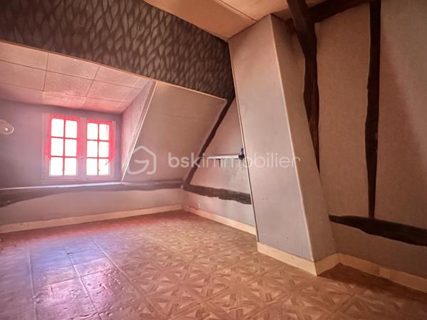 Sur le quartier historique de Joigny, je vous présente une maison de ville avec cave, comprenant au rez-de-chaussée, un vaste salon, séjour avec son coin, cuisine et une belle cheminée, un WC séparé avec un lave main.
À l'étage, un palier qui dessert, deux belles chambres, une salle de bain avec baignoire et un WC séparé.
Quelques travaux sont à prévoir comme le double vitrage, le remplacement de porte fusible par des disjoncteurs et un rafraîchissement total

Je reste à votre disposition pour tout renseignement complémentaire ou prévoir une visite