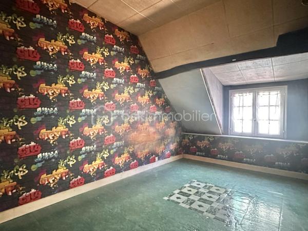 Sur le quartier historique de Joigny, je vous présente une maison de ville avec cave, comprenant au rez-de-chaussée, un vaste salon, séjour avec son coin, cuisine et une belle cheminée, un WC séparé avec un lave main.
À l'étage, un palier qui dessert, deux belles chambres, une salle de bain avec baignoire et un WC séparé.
Quelques travaux sont à prévoir comme le double vitrage, le remplacement de porte fusible par des disjoncteurs et un rafraîchissement total

Je reste à votre disposition pour tout renseignement complémentaire ou prévoir une visite