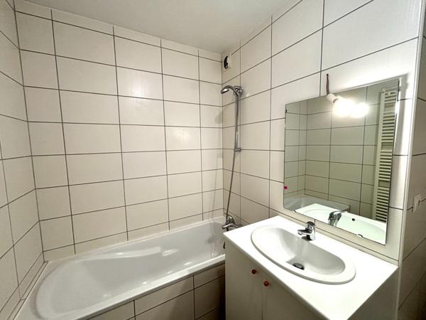 Appartement
                                                                                                                                                                                                                                                                                                                        5 pièce(s)                                                                                                                                                                                                          3 chambre(s)                                                                                                                                                                                                          105  m²