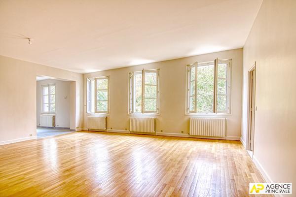 Versailles Glatigny Appartement d'exception duplex 6 pièces 155.44 m² carrez situé au 1er et dernier étage d'une propriété divisée "La Villa Romaine" . En dépendance : 2 caves, chambre de service, jardin privatif et place de parking €1 395 000 ** - Référence 27643