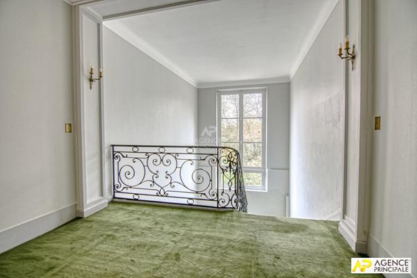 Versailles Glatigny Appartement d'exception duplex 6 pièces 155.44 m² carrez situé au 1er et dernier étage d'une propriété divisée "La Villa Romaine" . En dépendance : 2 caves, chambre de service, jardin privatif et place de parking €1 395 000 ** - Référence 27643