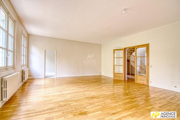 Versailles Glatigny Appartement d'exception duplex 6 pièces 155.44 m² carrez situé au 1er et dernier étage d'une propriété divisée "La Villa Romaine" . En dépendance : 2 caves, chambre de service, jardin privatif et place de parking €1 395 000 ** - Référence 27643