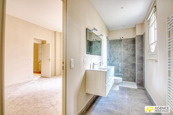 Versailles Glatigny Appartement d'exception duplex 6 pièces 155.44 m² carrez situé au 1er et dernier étage d'une propriété divisée "La Villa Romaine" . En dépendance : 2 caves, chambre de service, jardin privatif et place de parking €1 395 000 ** - Référence 27643