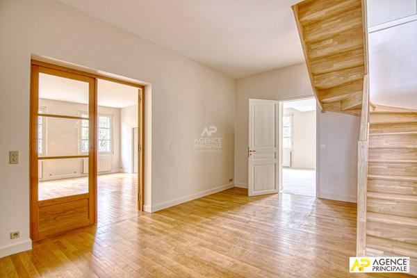 Versailles Glatigny Appartement d'exception duplex 6 pièces 155.44 m² carrez situé au 1er et dernier étage d'une propriété divisée "La Villa Romaine" . En dépendance : 2 caves, chambre de service, jardin privatif et place de parking €1 395 000 ** - Référence 27643