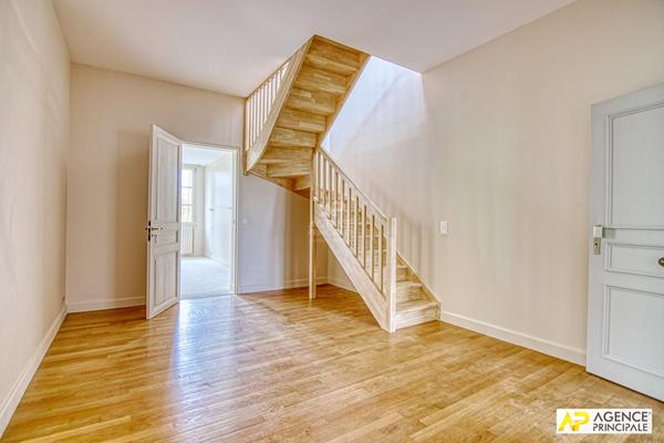 Versailles Glatigny Appartement d'exception duplex 6 pièces 155.44 m² carrez situé au 1er et dernier étage d'une propriété divisée "La Villa Romaine" . En dépendance : 2 caves, chambre de service, jardin privatif et place de parking €1 395 000 ** - Référence 27643
