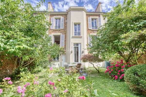 Versailles Montreuil Maison 10 pièces 260 m² au sol sur parcelle de 288 m² €1 980 000 ** - Référence 27631