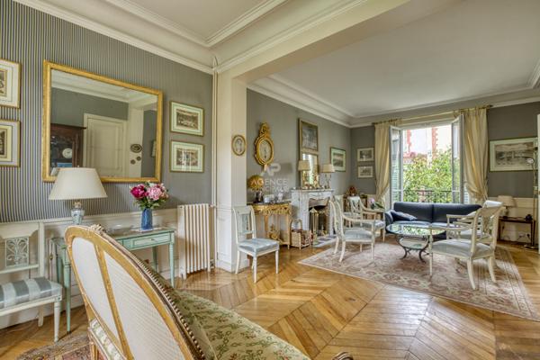 Versailles Montreuil Maison 10 pièces 260 m² au sol sur parcelle de 288 m² €1 980 000 ** - Référence 27631