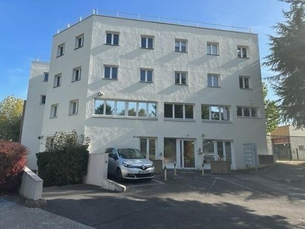 Neuilly sur Marne-Z.I.-Les Chanoux-Bureau de 47.8 m2 en Rdc