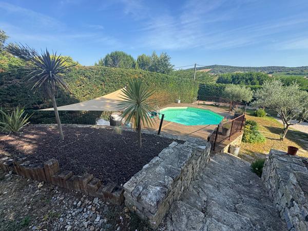 Maison avec vue dominante - Limoux secteur résidentiel avec grand jardin et piscine.