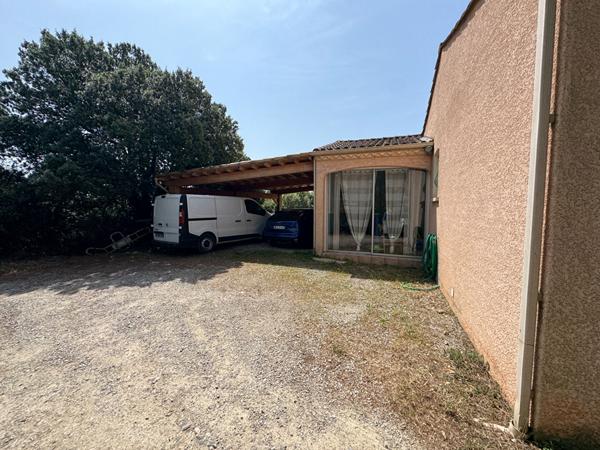 Maison avec vue dominante - Limoux secteur résidentiel avec grand jardin et piscine.