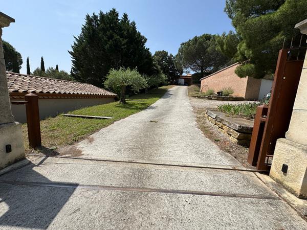 Maison avec vue dominante - Limoux secteur résidentiel avec grand jardin et piscine.