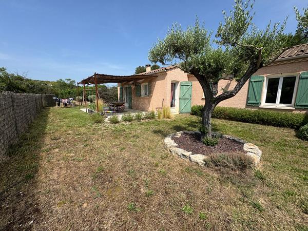 Maison avec vue dominante - Limoux secteur résidentiel avec grand jardin et piscine.