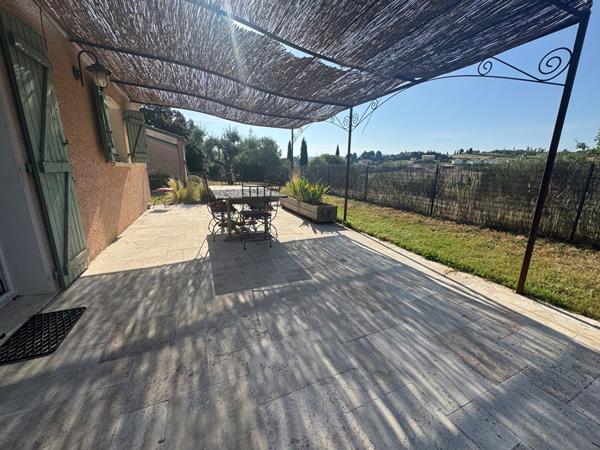 Maison avec vue dominante - Limoux secteur résidentiel avec grand jardin et piscine.