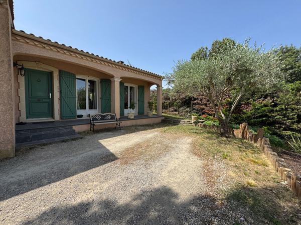 Maison avec vue dominante - Limoux secteur résidentiel avec grand jardin et piscine.