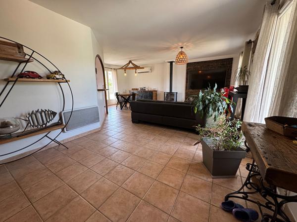 Maison avec vue dominante - Limoux secteur résidentiel avec grand jardin et piscine.