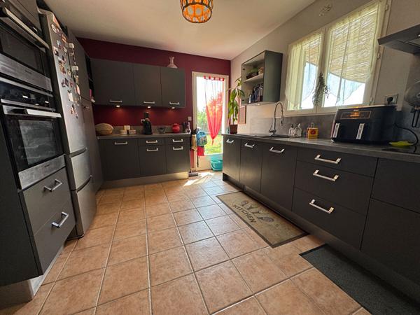 Maison avec vue dominante - Limoux secteur résidentiel avec grand jardin et piscine.