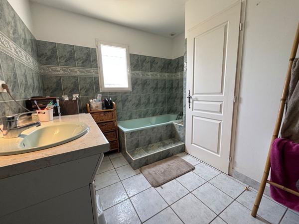 Maison avec vue dominante - Limoux secteur résidentiel avec grand jardin et piscine.