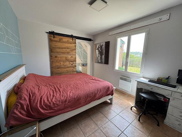 Maison avec vue dominante - Limoux secteur résidentiel avec grand jardin et piscine.