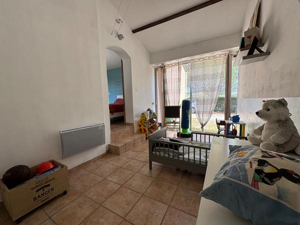 Maison avec vue dominante - Limoux secteur résidentiel avec grand jardin et piscine.