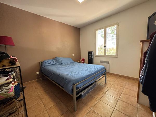 Maison avec vue dominante - Limoux secteur résidentiel avec grand jardin et piscine.