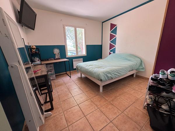 Maison avec vue dominante - Limoux secteur résidentiel avec grand jardin et piscine.