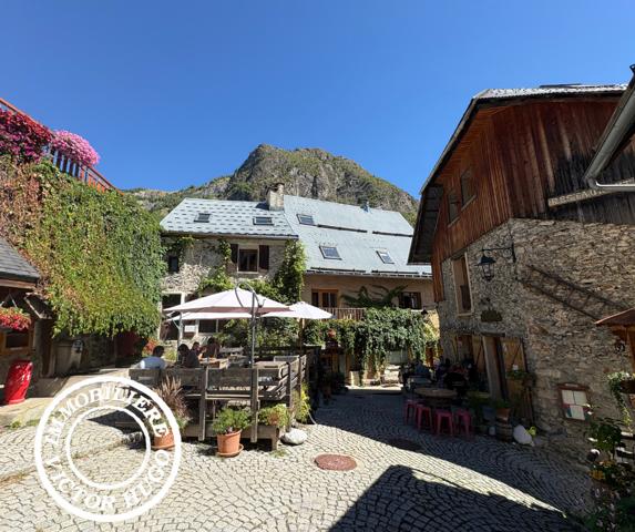 À VENDRE – APPARTEMENT ET MURS COMMERCIAUX AU CŒUR DU VILLAGE DE VENOSC – LES DEUX ALPES