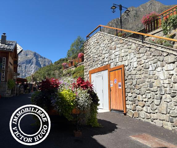 À VENDRE – APPARTEMENT ET MURS COMMERCIAUX AU CŒUR DU VILLAGE DE VENOSC – LES DEUX ALPES