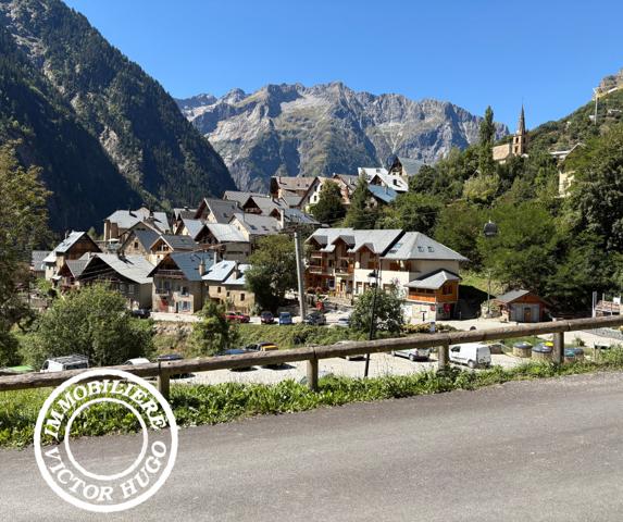 À VENDRE – APPARTEMENT ET MURS COMMERCIAUX AU CŒUR DU VILLAGE DE VENOSC – LES DEUX ALPES