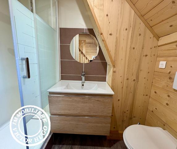 À VENDRE – APPARTEMENT ET MURS COMMERCIAUX AU CŒUR DU VILLAGE DE VENOSC – LES DEUX ALPES