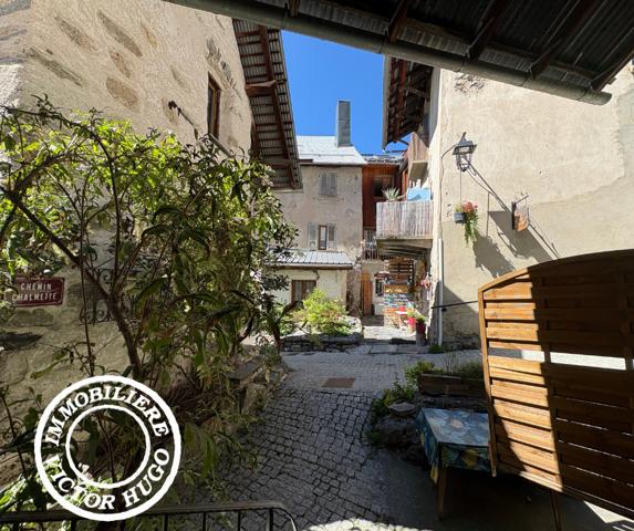 À VENDRE – APPARTEMENT ET MURS COMMERCIAUX AU CŒUR DU VILLAGE DE VENOSC – LES DEUX ALPES