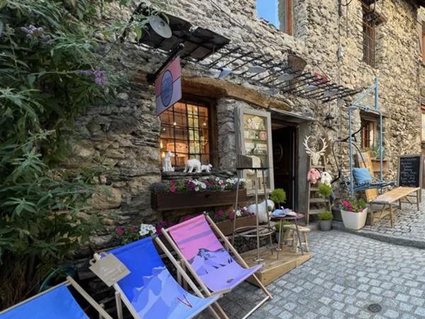 À VENDRE – APPARTEMENT ET MURS COMMERCIAUX AU CŒUR DU VILLAGE DE VENOSC – LES DEUX ALPES