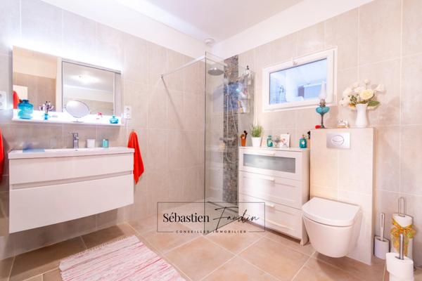 Maison à vendre 6 pièces LE BEAUSSET (83) - Vue mer - Grande piscine - T2 indépendant - Cave - Calme - Proche centre