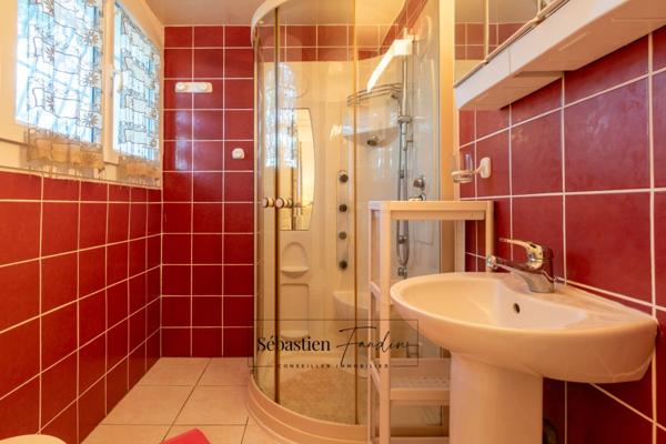 Maison à vendre 6 pièces LE BEAUSSET (83) - Vue mer - Grande piscine - T2 indépendant - Cave - Calme - Proche centre