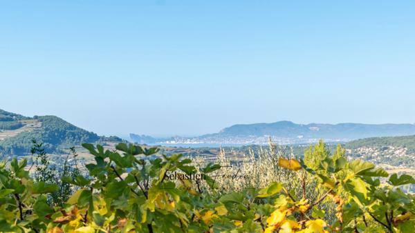 Maison à vendre 6 pièces LE BEAUSSET (83) - Vue mer - Grande piscine - T2 indépendant - Cave - Calme - Proche centre